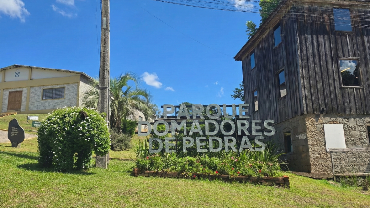 A Arte que Cresce com o Tempo: Topiaria no Parque Domadores de Pedra
